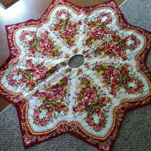Rose Pattern Christmas Tree Skirt 50-1/2"